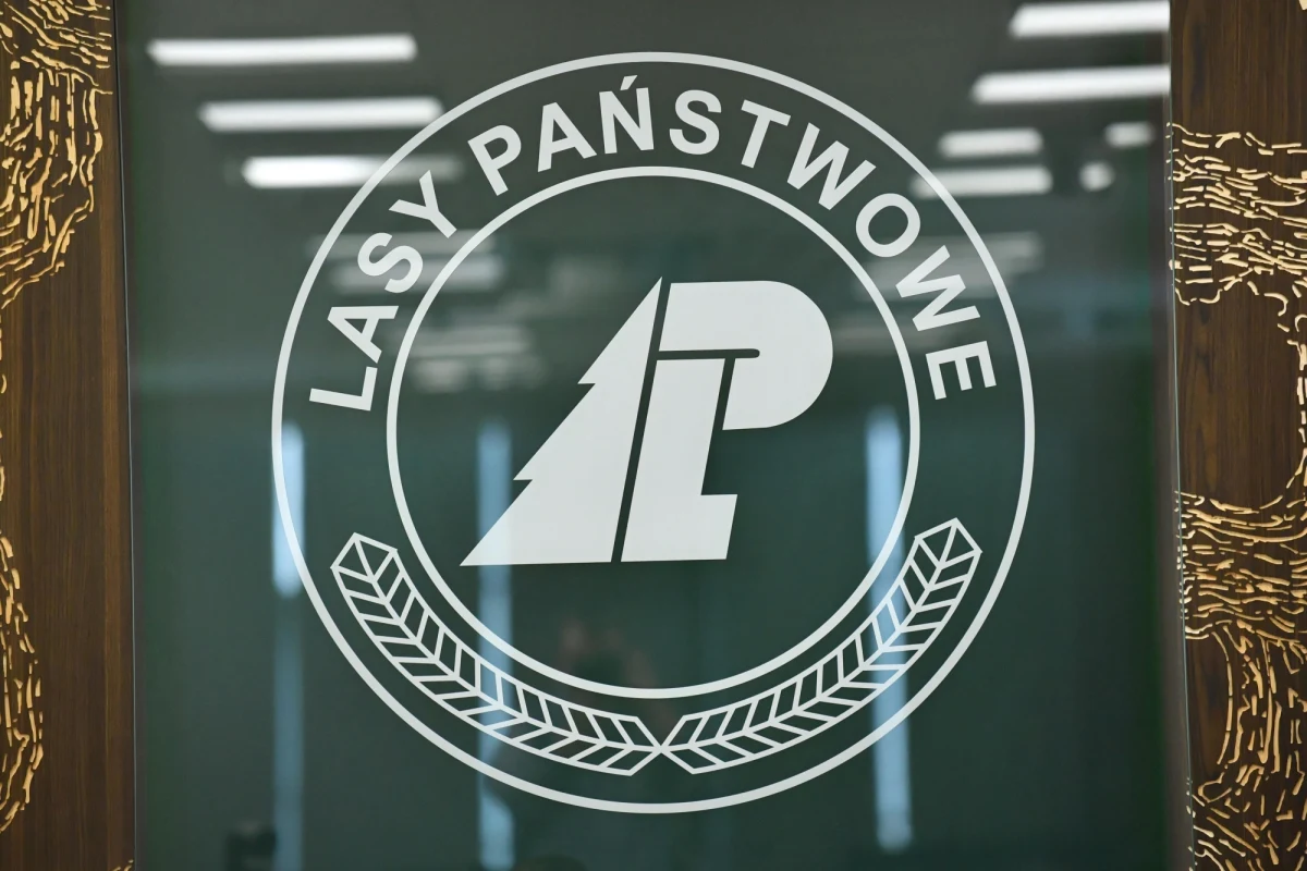 "Witold Koss będzie nowym dyrektorem generalnym Lasów Państwowych” – poinformował Donald Tusk. Decyzję w tej sprawie podjęła minister klimatu i środowiska Paulina Hennig-Kloska.
"Koss to znany leśnik z zachodniopomorskiego, kiedyś dyrektor regionalny" – uzasadniał premier. 