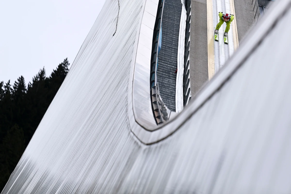Kamil Stoch zajął 11. miejsce, a Piotr Żyła był 14. w trzecim konkursie Turnieju Czterech Skoczni. W Innsbrucku najlepszy okazał się Austriak Jan Hoerl, natomiast prowadzenie w imprezie objął drugi w środę Japończyk Ryoyu Kobayashi.