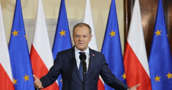"Po następnej Radzie Ministrów przedstawimy informacje dotyczące nadużyć finansowych, łamania zasad współżycia społecznego w wielu instytucjach państwowych" – zapowiedział podczas konferencji po posiedzeniu rządu premier Donald Tusk. "Włos się jeży na głowie, kiedy krok po kroku odkrywamy szare i czarne sfery działania i pazerności finansowej do niedawna rządzących Polską" – mówił polityk. 