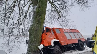 Wóz strażacki uderzył w drzewo. Ranni druhowie