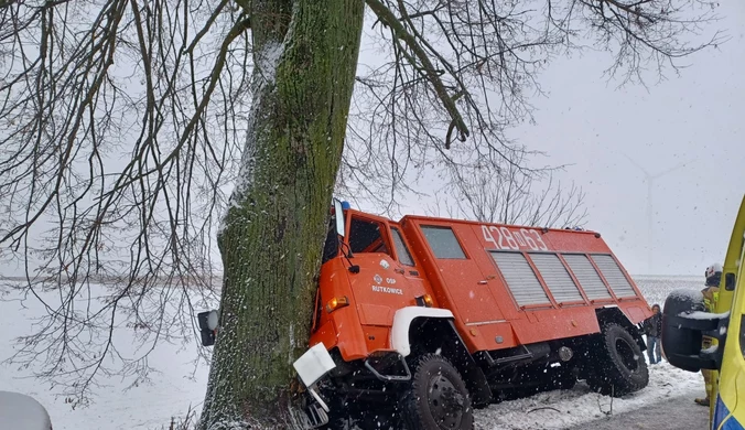 Wóz strażacki uderzył w drzewo. Ranni druhowie