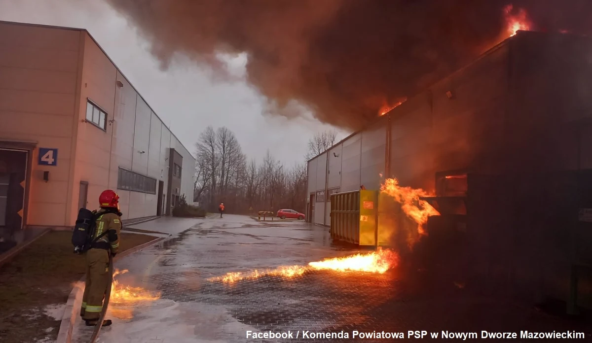 W kulminacyjnym momencie 23 jednostki straży pożarnej walczyły z pożarem zakładu w Nowym Dworze Mazowieckim. Ogień pojawił się tam rano.