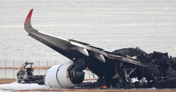 Japońskie władze opublikowały zapis rozmów z kontrolą lotów z dnia, w którym doszło do katastrofy na tokijskim lotnisku. Z przedstawionych informacji wynika, że maszyna japońskiej straży przybrzeżnej, która zderzyła się z samolotem pasażerskim, nie miał pozwolenia na korzystanie z pasa startowego.