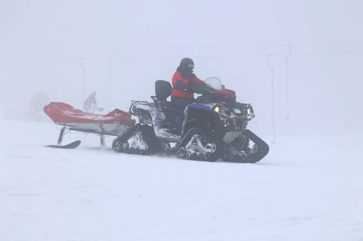 Na blisko 5 tys. zł oszacowano straty jakie powstały w wyniku zachowania nietrzeźwego turysty, któremu na górskim szlaku chcieli pomóc ratownicy Grupy Karkonoskiej GOPR. 32-latek zniszczył sanie ratunkowe. Grozi mu pięć lat więzienia.