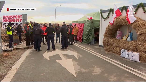 Rolnicy wznawiają swój protest na granicy z Ukrainą. Jutro rano znów pojawią się by ją blokować w Medyce. Mimo uzgodnionego kompromisu z rządem - związkowcy z Podkarpackiej oszukanej wsi - nie dostali umowy na piśmie. Rząd zapewnia, że do jutra pismo dotrze.Materiał dla "Wydarzeń" przygotowała Katarzyna Szczyrek. 