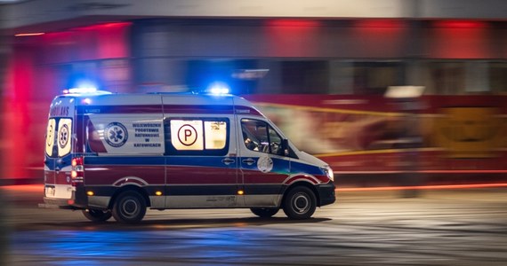Cztery osoby zostały ranne w wypadku w rejonie Galerii Mokotów w Warszawie. Zderzyły się tam karetka z samochodem.