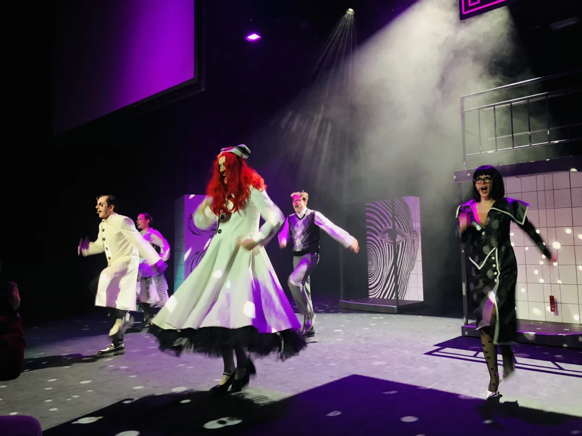 Miłość w czasach algorytmów i przepracowania - to pomysł na spektakl pt. "Bim-Bom-Boom! Pracoholiczna komedia romantyczna". Prapremiera już w piątek (5 stycznia) w Teatrze Powszechnym w Łodzi.