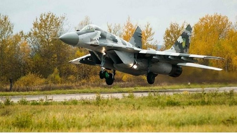 Siły Zbrojne Ukrainy opublikowała bardzo ciekawy film, na którym ukazano starty myśliwców MiG-29s i bombowców Su-27 z publicznej drogi.