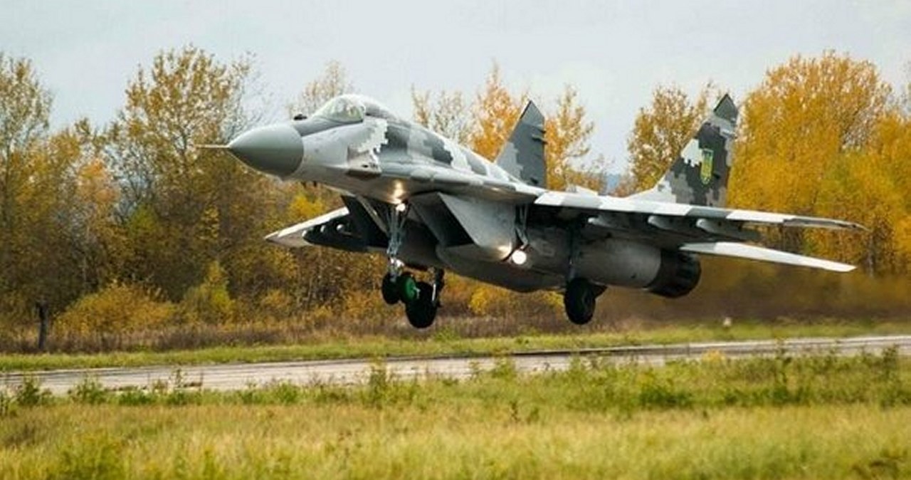 Siły Zbrojne Ukrainy opublikowała bardzo ciekawy film, na którym ukazano starty myśliwców MiG-29s i bombowców Su-27 z publicznej drogi.