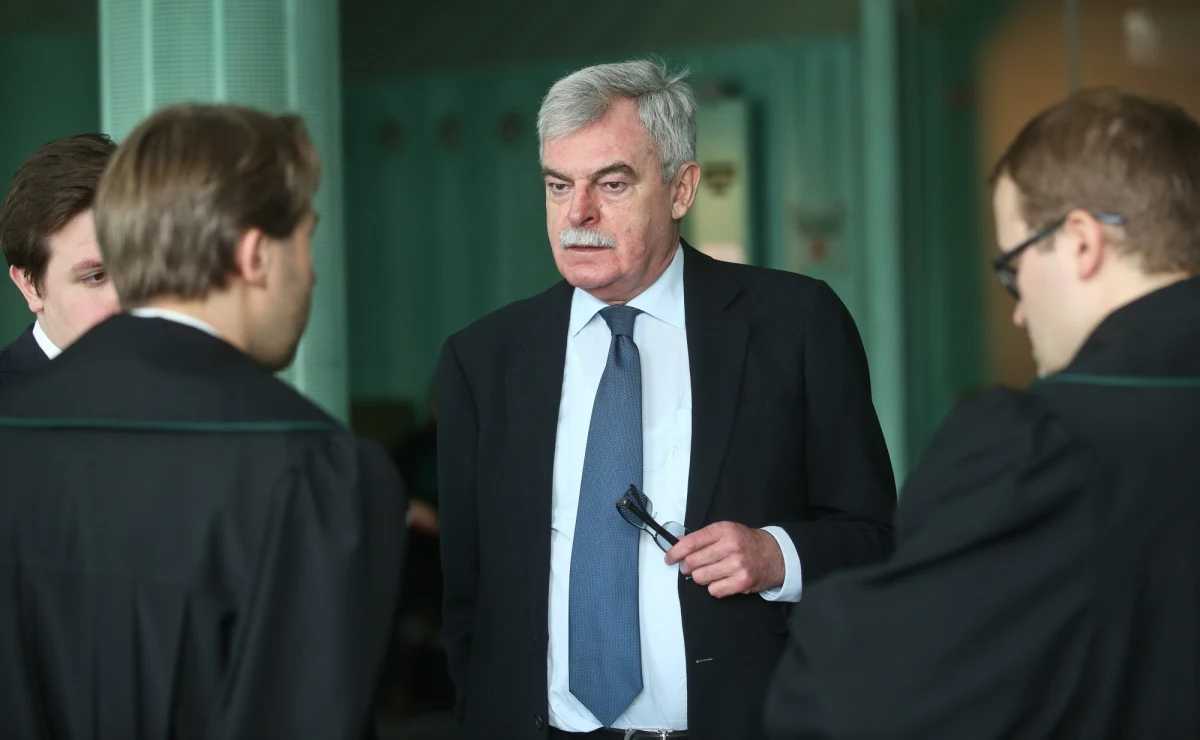 „Należy im założyć czipy, tak jak się pieskom zakłada. Tańsze jest, oczywiście, numery na lewej ręce wytatuować i wtedy łatwo się ich znajdzie” – tak o tym co należy zrobić z osobami, które w ramach paktu migracyjnego mogłyby trafić do Polski, powiedział na antenie TV Republika red. Marek Król. Wypowiedź skrytykowała m.in. posłanka Lewicy Wanda Nowicka. TV Republika odcięła się od wypowiedzi Króla. 