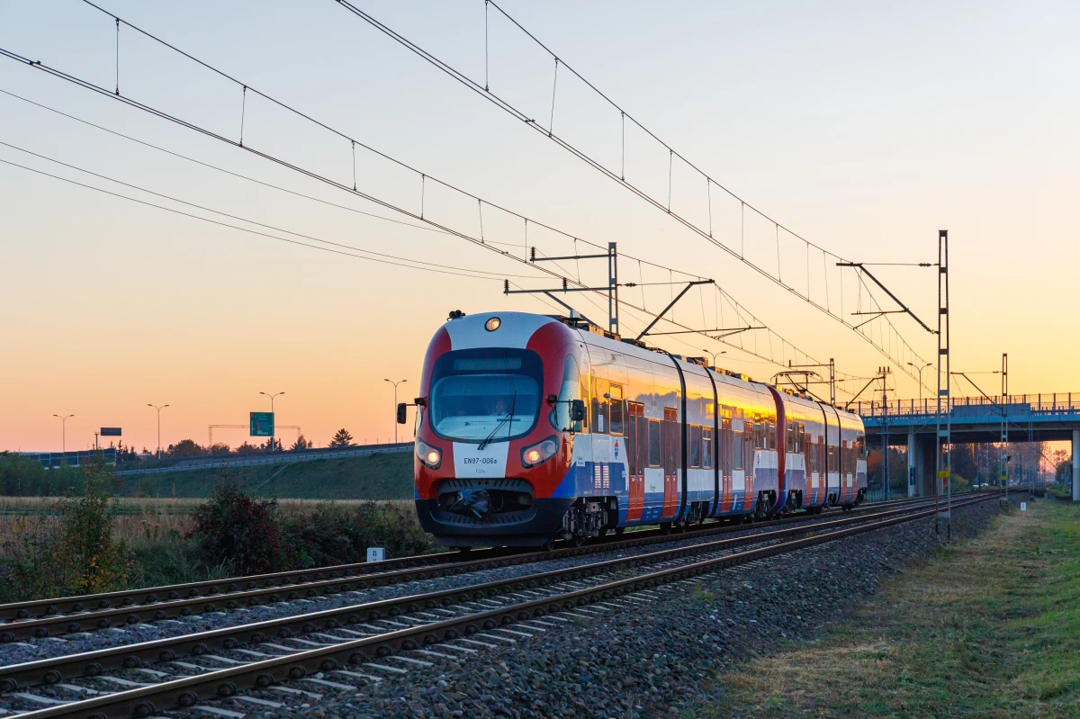 Wstrzymano przejazdy pociągów regionalnych na linii Warszawa – Gdańsk między Nasielskiem a Działdowem oraz na linii Warszawa – Białystok na odcinku Wyszków – Ostrołęka. Powodem utrudnień są oblodzenia sieci trakcyjnej. 