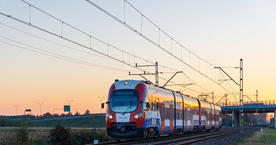 Wstrzymano przejazdy pociągów regionalnych na linii Warszawa – Gdańsk między Nasielskiem a Działdowem oraz na linii Warszawa – Białystok na odcinku Wyszków – Ostrołęka. Powodem utrudnień są oblodzenia sieci trakcyjnej. 