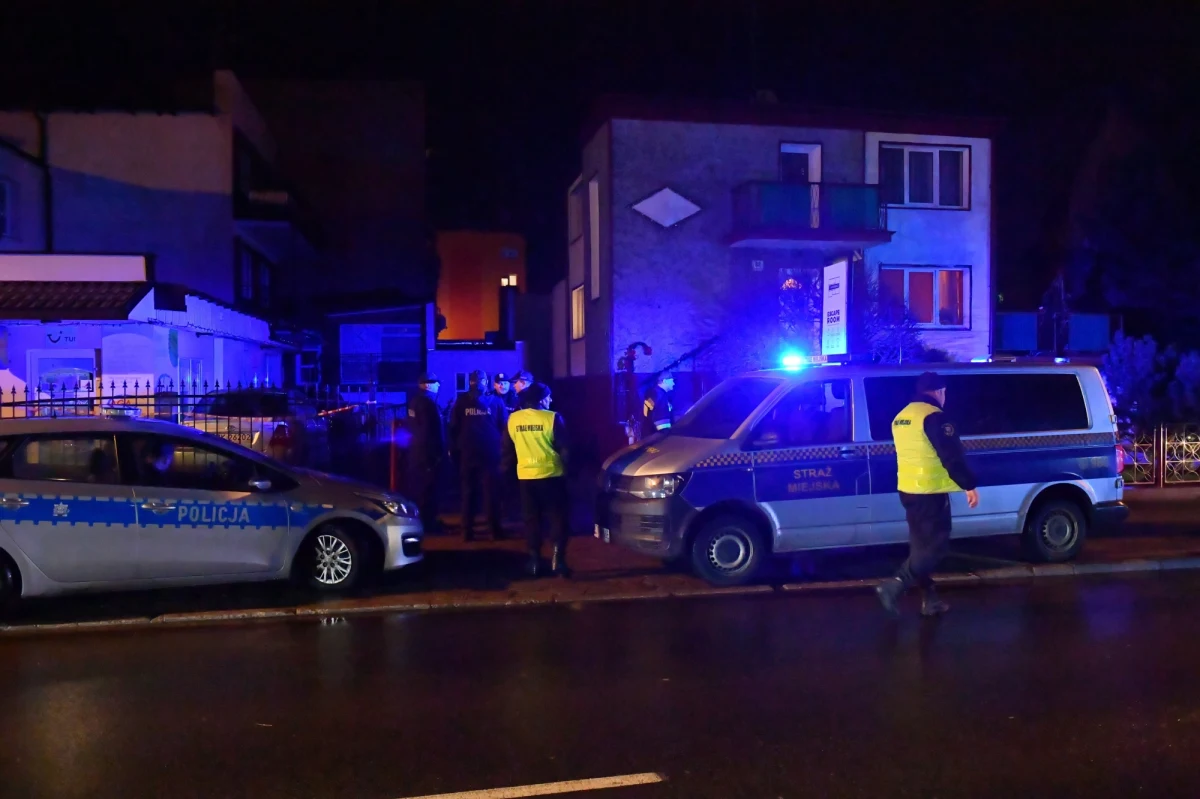 4 stycznia mija 5 lat od pożaru escape roomu w Koszalinie, w którym zginęło pięć 15-latek. Przed sądem okręgowym toczy się proces czworga oskarżonych, w tym organizatora pokoju zagadek Miłosza S. Prokuratura nie zakończyła jeszcze śledztwa w odrębnie badanym wątku pracy służb na miejscu zdarzenia. "Powinniście honorowo przyznać się do winy, wziąć odpowiedzialność za siebie i ponieść zasłużoną karę. Jeżeli tego nie zrobicie, postawicie się w szeregu zbrodniarzy, morderców" - mówi ojciec jednej ze zmarłych 15-latek, komentując zachowanie oskarżonych. 