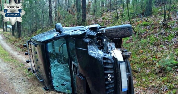 Policjanci z Łysych na Mazowszu znaleźli w lesie rozbity samochód. Okazało się, że został on skradziony dwukrotnie, a zarzuty usłyszeli 17-latek i 18-latek.