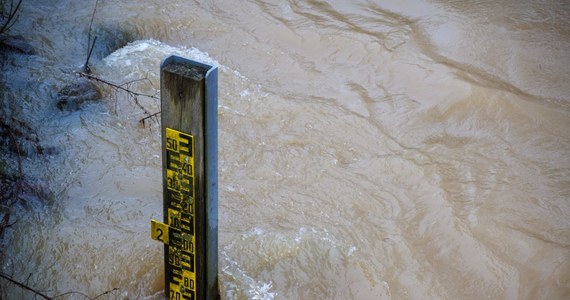 Przekroczone zostały stany alarmowe i ostrzegawcze na rzekach w Śląskiem. To skutki opadów deszczu oraz roztopów w regionie. W niektórych częściach województwa deszcz ma jeszcze padać do wieczora.