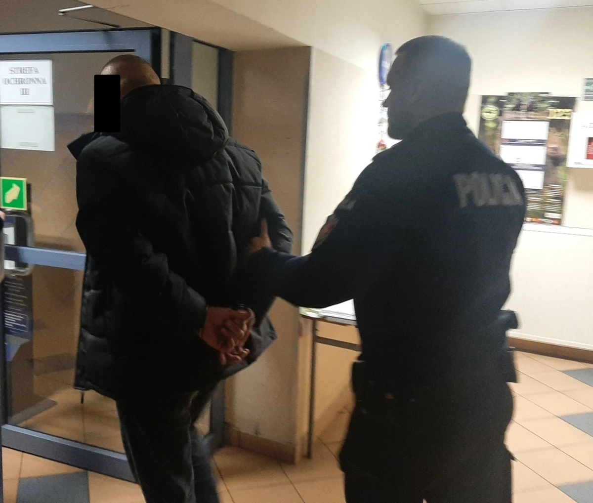 W Otwocku dwóch agresywnych braci pobiło klienta stacji paliw. Gdy mężczyzna schronił się w samochodzie, skopali drzwi auta. Podczas zatrzymania jeden z podejrzanych znieważył policjantów.     


