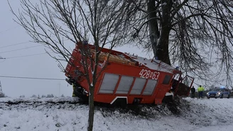 Wóz strażacki uderzył w drzewo. Pijany druh zgłosił się na policję