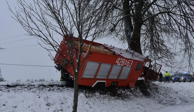 Wóz strażacki uderzył w drzewo. Pijany druh zgłosił się na policję