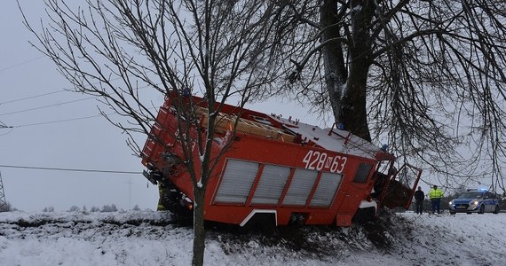 Kierujący wozem strażackim, który wczoraj uderzył w drzewo w miejscowości Skurpie ( Warmińsko - Mazurskie) był pod wpływem alkoholu. W wyniku tego wypadku do szpitala trafiły dwie osoby. 