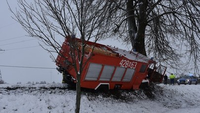 Wóz strażacki uderzył w drzewo. Kierowca był pod wpływem alkoholu 