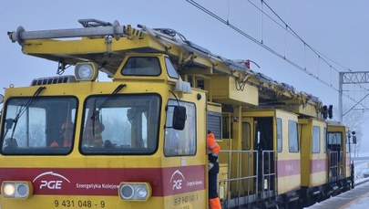 Oblodzona sieć trakcyjna na kolei. Kłopoty pasażerów na Pomorzu 