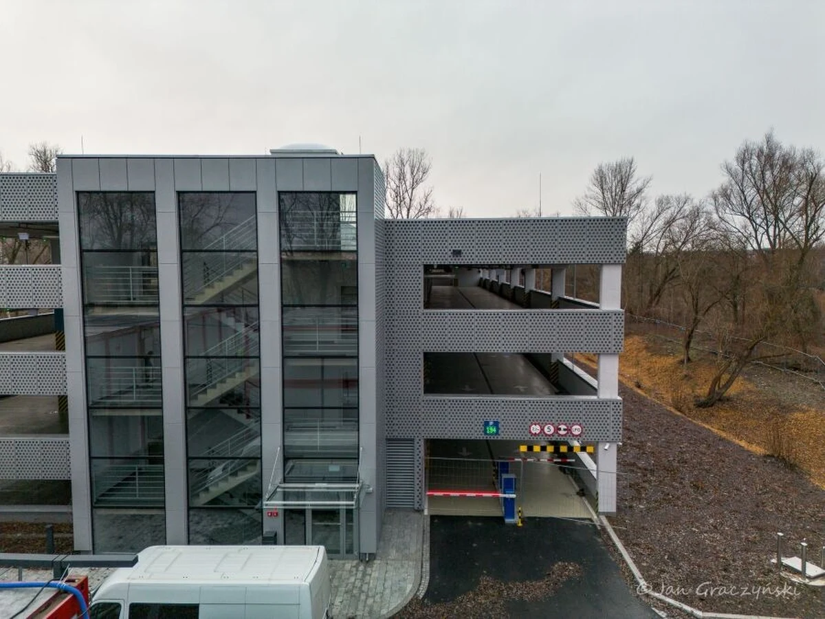 Najpóźniej w piątek, 5 stycznia nowoczesny parking, jaki powstał przy budowanym  Krakowskim Centrum Muzyki, zostanie otwarty dla kierowców. Wiemy, ile zapłacimy za parkowanie.