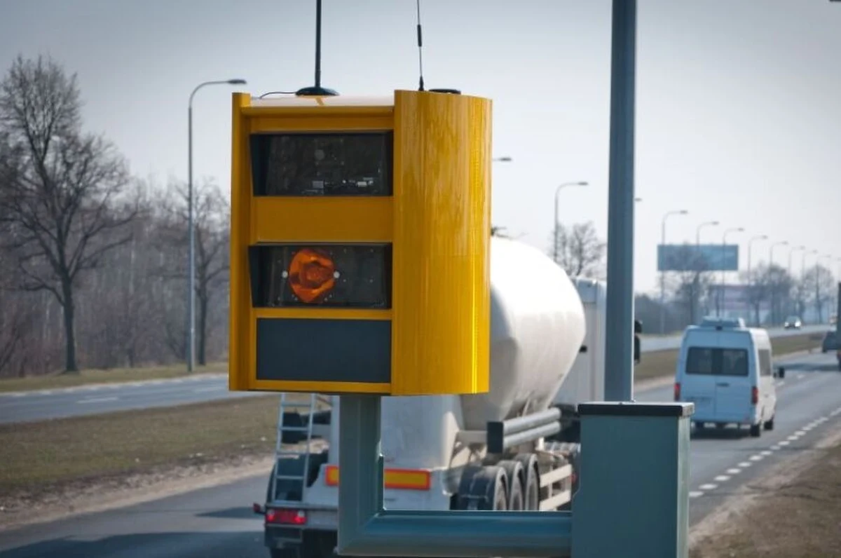 Trzynaście fotoradarów zostanie uruchomionych w Krakowie. Mają rejestrować prędkość pojazdów w miejscach, wskazanych przez mieszkańców i policjantów, gdzie do tej pory kierowcy rzadko ściągali nogę z gazu. Pierwszy trzy urządzenia już działają.