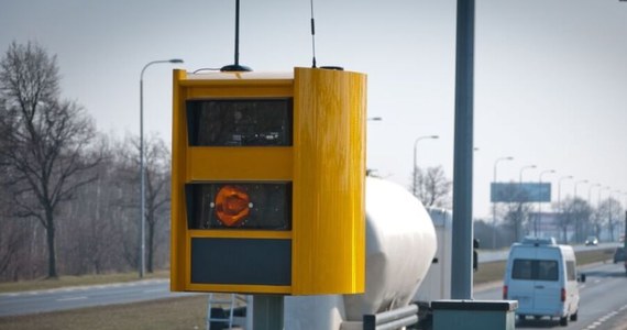 Trzynaście fotoradarów zostanie uruchomionych w Krakowie. Mają rejestrować prędkość pojazdów w miejscach, wskazanych przez mieszkańców i policjantów, gdzie do tej pory kierowcy rzadko ściągali nogę z gazu. Pierwszy trzy urządzenia już działają.