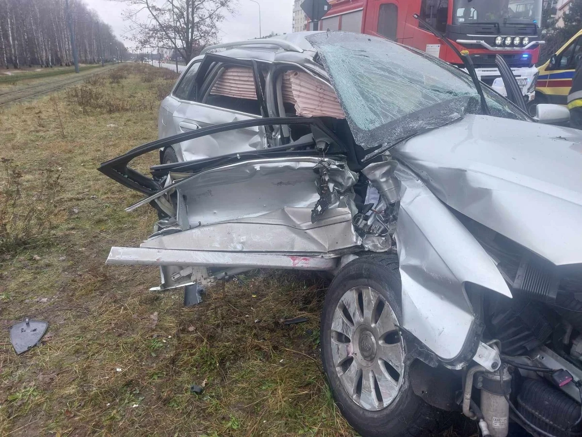 3 osoby zostały poszkodowane w zderzeniu samochodu z tramwajem na ul. Hetmańskiej w Łodzi. "Konieczna była pomoc strażaków, bo 38-letni pasażer był zakleszczony w aucie" – mówi Jędrzej Pawlak z łódzkiej, wojewódzkiej straży pożarnej.