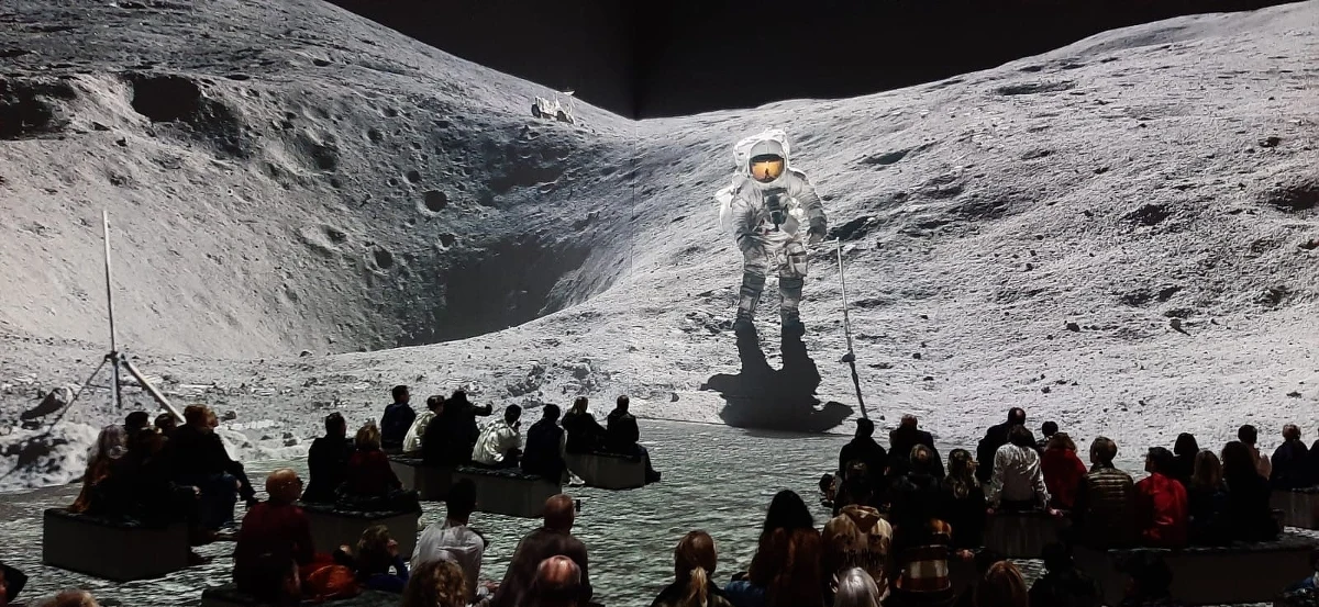 Chcecie polecieć na Księżyc, zapraszamy was do Londynu, gdzie w jednej z tamtejszych galerii można obejrzeć "immersyjną" wystawę na ten temat. Można ją oglądać w przestrzeni Lightroom do 21 kwietnia. 