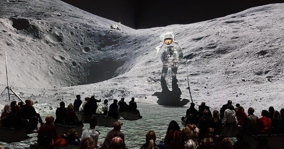 Chcecie polecieć na Księżyc, zapraszamy was do Londynu, gdzie w jednej z tamtejszych galerii można obejrzeć "immersyjną" wystawę na ten temat. Można ją oglądać w przestrzeni Lightroom do 21 kwietnia. 