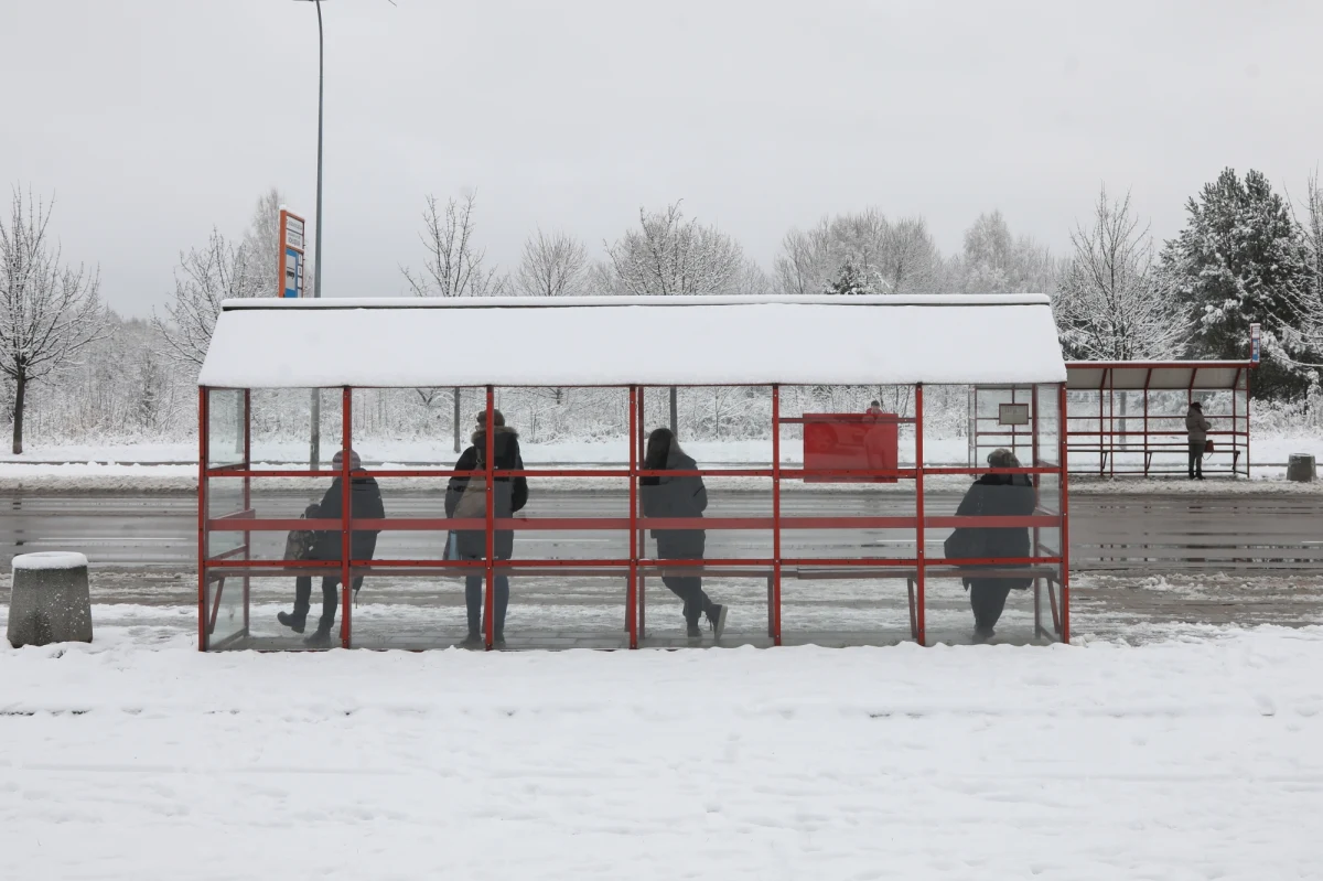 Po ataku zimy na Warmii i Mazurach zostały odwołane lekcje w kilku szkołach w powiecie nidzkim. W regionie panują trudne warunki na drogach, który na skutek gołoledzi są śliskie. Z powodu oblodzenia poważne utrudnienia były na stacji kolejowej w Działdowie, skąd pociągi nie mogły wyjechać w trasy.
