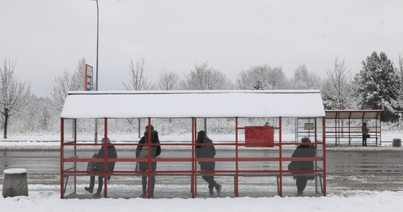 Po ataku zimy na Warmii i Mazurach zostały odwołane lekcje w kilku szkołach w powiecie nidzkim. W regionie panują trudne warunki na drogach, który na skutek gołoledzi są śliskie. Z powodu oblodzenia poważne utrudnienia były na stacji kolejowej w Działdowie, skąd pociągi nie mogły wyjechać w trasy.