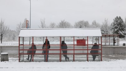 Atak zimy w Warmińsko-Mazurskiem: Odwołane lekcje, opóźnione pociągi