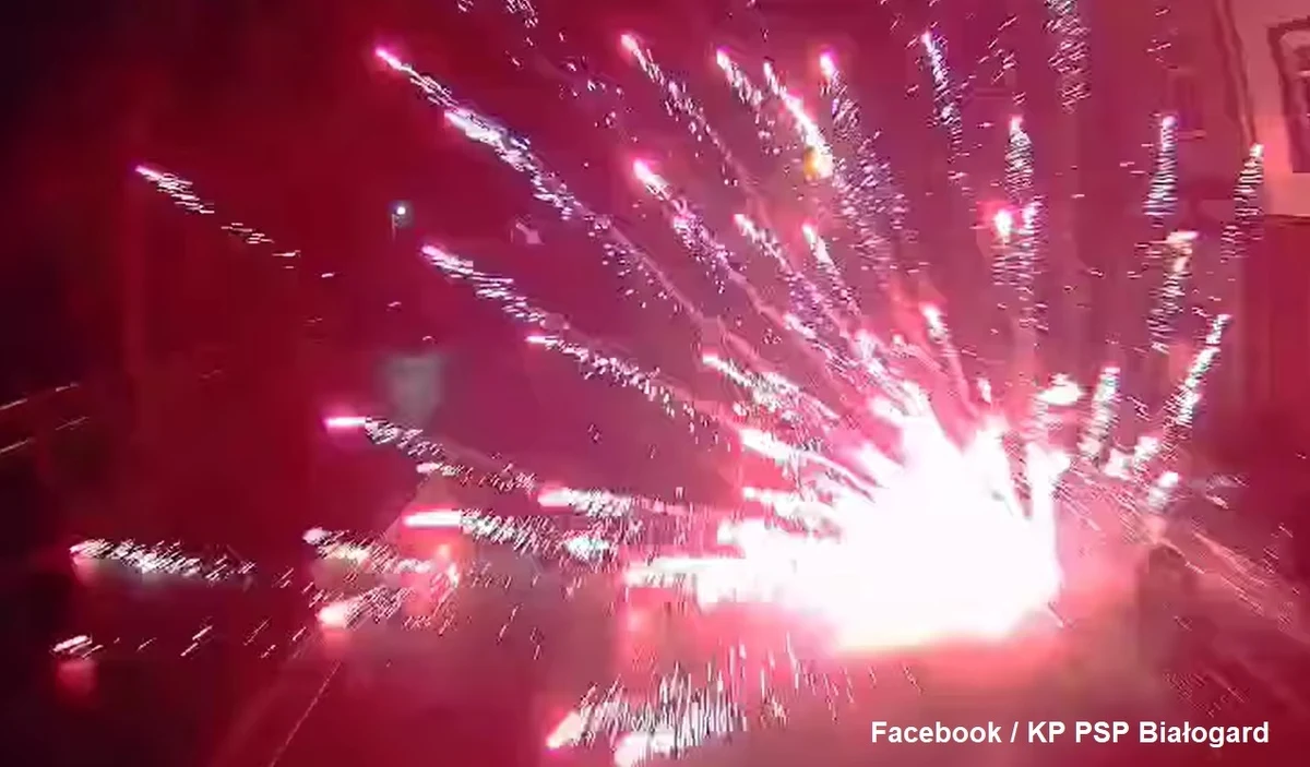 Groźne zdarzenie w sylwestrową noc w Białogardzie w Zachodniopomorskiem. W pojazd, którym strażacy jechali do pożaru, uderzyły fajerwerki.