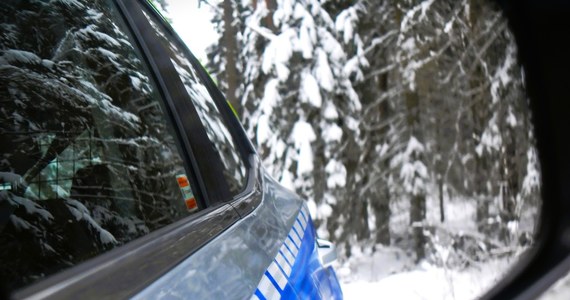 39-letni Łotysz, podróżujący do Niemiec, przykuł uwagę podlaskich policjantów. Zmarznięty mężczyzna próbował załapać "autostopa", jednak od dłuższego czas nikt się nie zatrzymał. Dopiero policjanci z posterunku w Sztabinie, jadąc nieoznakowanym radiowozem, pomogli zagubionemu podróżnemu.