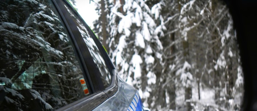 39-letni Łotysz, podróżujący do Niemiec, przykuł uwagę podlaskich policjantów. Zmarznięty mężczyzna próbował załapać "autostopa", jednak od dłuższego czas nikt się nie zatrzymał. Dopiero policjanci z posterunku w Sztabinie, jadąc nieoznakowanym radiowozem, pomogli zagubionemu podróżnemu.