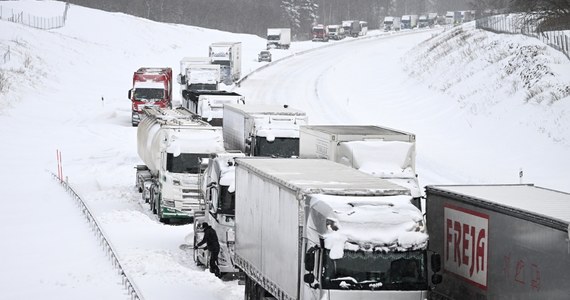 Dopiero jutro ma zostać odblokowana trasa E22 pomiędzy Kristianstad a Hoerby w Skanii na południu Szwecji. Od wczoraj w zaspach śnieżnych utknęło tam około 1000 samochodów. 