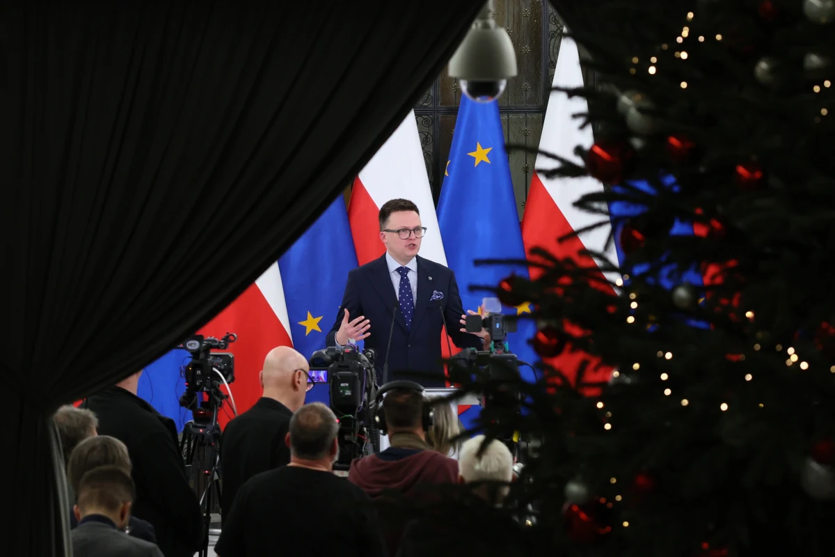 "Mariusz Kamiński ma wygaszony mandat poselski, chyba że pojawi się w tej sprawie inne orzeczenie Sądu Najwyższego. Nie powinien on pełnić żadnych obowiązków, wynikających z mandatu poselskiego, a jego legitymacja poselska nie będzie działała" - oświadczył marszałek Sejmu Szymon Hołownia. Jego zdaniem, w sprawie Macieja Wąsika - sytuacja jest niejasna. Izba Kontroli Nadzwyczajnej Sądu Najwyższego uchyliła postanowienie o wygaszeniu mandatu poselskiego polityka PiS-u.  