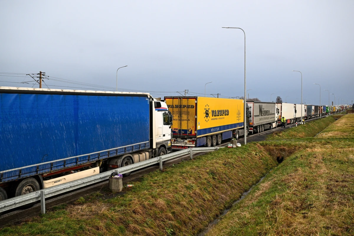 Ciepłe posiłki i ogrzewane namioty - takie wsparcie dla kierowców oczekujących w kolejkach do granicy z Ukrainą zapowiedział wojewoda lubelski Krzysztof Komorski. Pomoc ma być udzielana od piątku.