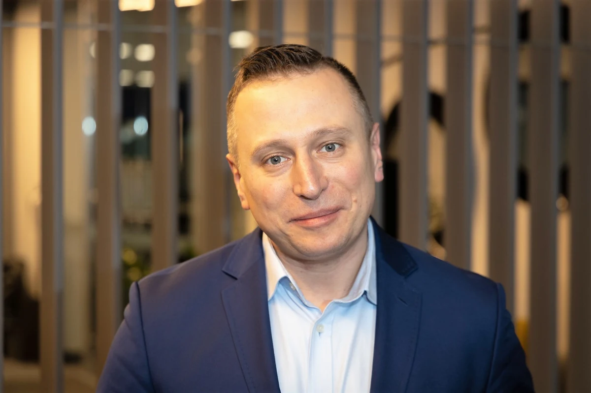 „Po 16 latach nieprzerwanej pracy w polskim parlamencie obejmuję mandat w Parlamencie Europejskim” - poinformował w czwartek na Twitterze dotychczasowy poseł KO Krzysztof Brejza. Parlament Europejski w swoim komunikacie podał, że Brejza objął mandat za Radosława Sikorskiego.