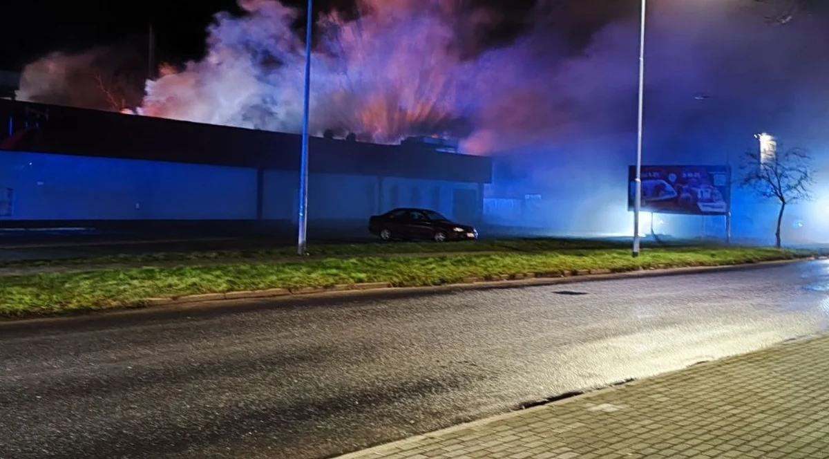 Pożar wędzarni w Górze na Dolnym Śląsku. Ogień pojawił się w czwartek po godz. 17 na tyłach jednego z supermarketów. Według informacji, do których dotarł RMF FM, straż pożarna miała problem z dostępem do wody. Komunikat w tej sprawie wydała burmistrz Góry.