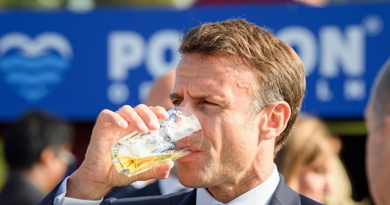 Alkohol z nowym rokiem stał się jednym z głównych tematów debaty publicznej we Francji. Wszystko za sprawą zyskującego na popularności wyzwania polegającego na całkowitym odstawieniu procentowych trunków na miesiąc, a zarazem niechęci francuskiego rządu do promowania „trzeźwego stycznia”.