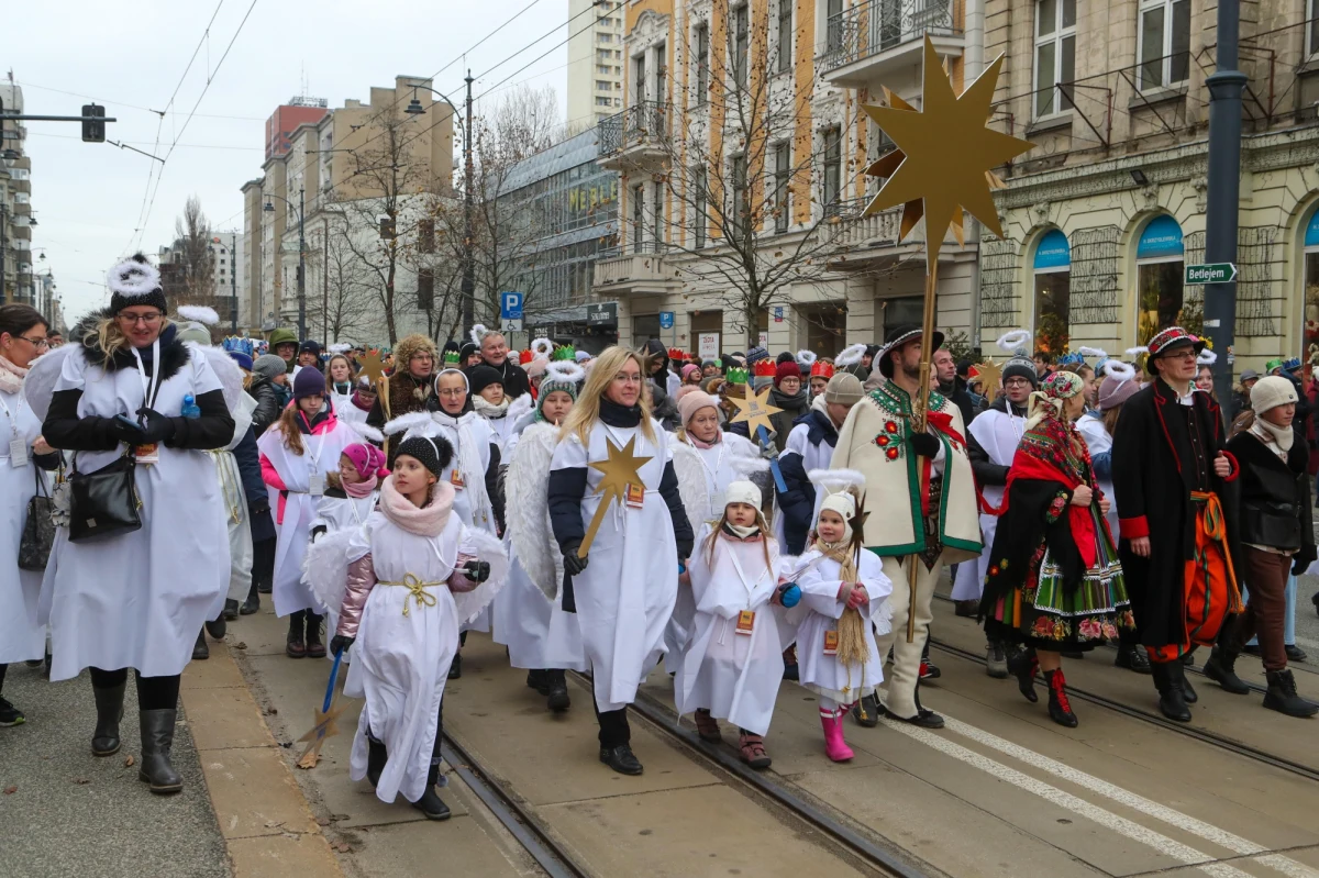 10 tys. tekturowych koron, śpiewniki kolęd i liczne atrakcje - to wszystko czeka na tysiące łodzian, którzy w sobotę (6 stycznia) pójdą w Orszaku Trzech Króli. Nową osobowością wydarzenia będzie św. Franciszek z Asyżu, bo to on 800 lat temu po raz pierwszy zorganizował jasełka.
