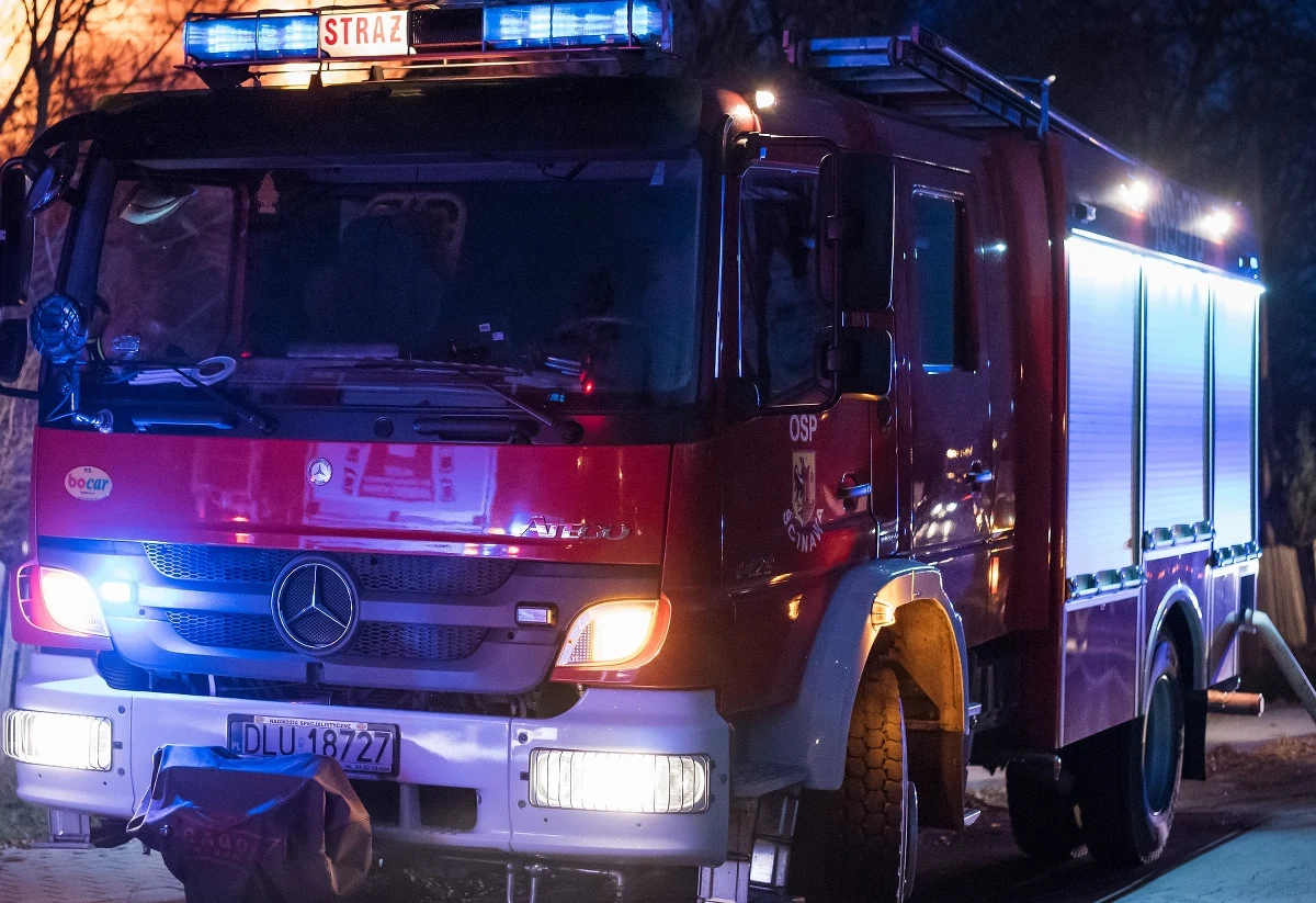 Dwie osoby zostały poszkodowane w wyniku pożaru, który wybuchł w nocy z czwartku na piątek w jednym z domów jednorodzinnych w Redzie (woj. pomorskie). W akcji gaśniczej brało udział dziesięć zastępów PSP.