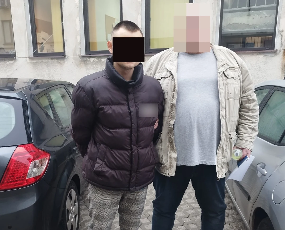 21-latek groził nożem przechodniom i byłej partnerce. Został zatrzymany przez policjantów po tym, jak wtargnął do mieszkania kobiety, groził jej pozbawieniem życia i naruszył jej nietykalność cielesną. Podejrzany usłyszał zarzuty karne i został aresztowany na trzy miesiące.