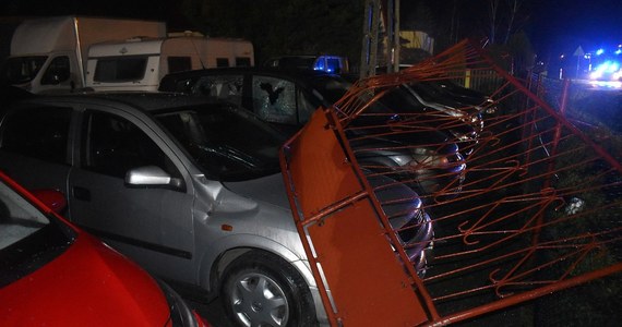 26-latek z Wielkopolski stracił panowanie nad kierownicą i bmw staranował ogrodzenie komisu samochodowego. Uszkodzonych zostało 12 aut stojących na placu. Policjanci ukarali mężczyznę 1,5 tys. złotych mandatu.