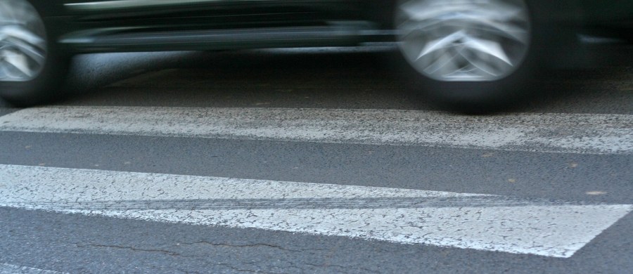 8-letnie dziecko trafiło do szpitala po wypadku w podwarszawskiej miejscowości Jabłonna. Kierowca potrącił tam dwie osoby, przechodzące przez przejście dla pieszych. 