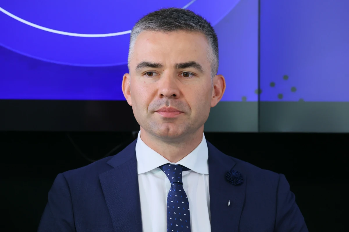 "To orzeczenie w żaden sposób nie przywróciło mandatu poselskiego. Powoduje tylko tyle, że marszałek nie może uruchomić procedury obsadzenia mandatu, który wygasł na skutek prawomocnego wyroku skazującego, wydanego przez Sąd Okręgowy w Warszawie" - mówił w Rozmowie w południe w RMF FM i Radiu RMF24 prezes Naczelnej Rady Adwokackiej, Przemysław Rosati, pytany o czwartkową decyzję Izby Kontroli Nadzwyczajnej i Spraw Publicznych Sądu Najwyższego ws. mandatu poselskiego Macieja Wąsika. Uchyliła ona postanowienie marszałka Sejmu Szymona Hołowni, który stwierdził wygaśnięcie mandatu w wyniku prawomocnego wyroku sądu. "W konsekwencji mandat pana Wąsika, który wygasł, będzie mandatem nieobsadzonym" - dodał. 