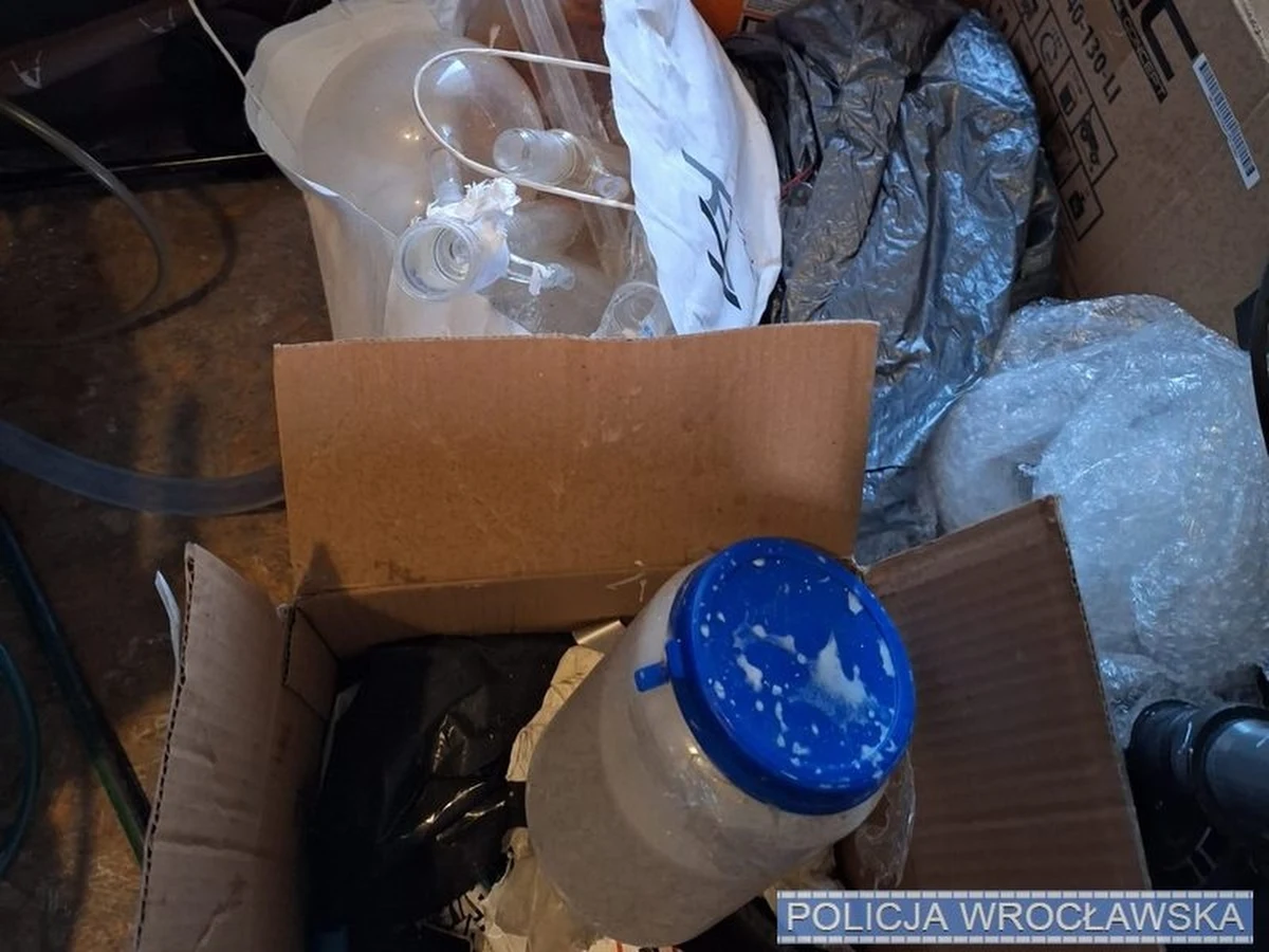 W podwrocławskich Kobierzycach policjanci zlikwidowali laboratorium, w którym w prymitywnych warunkach produkowana była amfetamina. Przejęli 400 litrów płynnej substancji służącej do wytwarzania narkotyków i gotowy już produkt. Zatrzymano dwóch młodych mężczyzn.